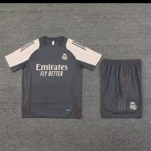 PHOTO-2025-06-16-14-44-202.jpg Real Madrid Trainingssetje 24/25