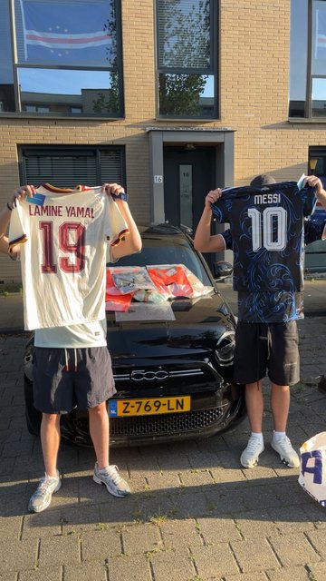 Twee community members houden hun Lamine Yamal 19 en Messi 10 shirts omhoog