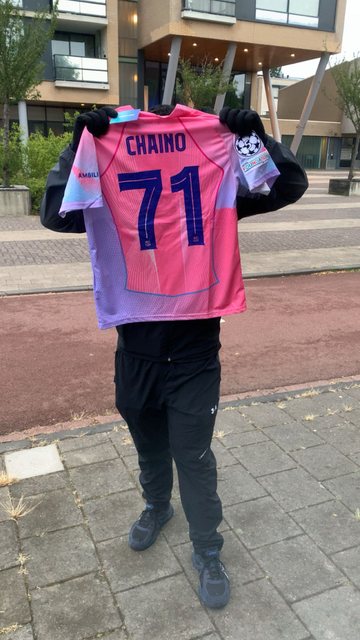 Klant showt een felroze gepersonaliseerd Chaino 71 shirt in de buitenlucht