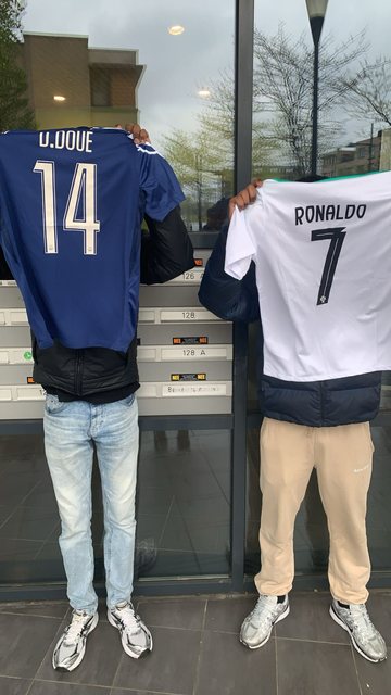 Twee klanten laten samen hun gepersonaliseerde D.Doue 14 en Ronaldo 7 shirts zien